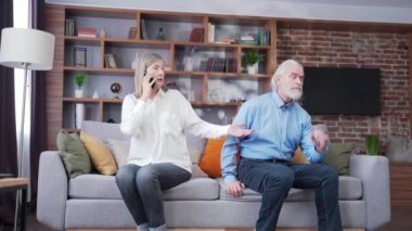 Yaşlı evli çift, kavga eden, beyaz saçlı adam ve kadın kanepede oturuyor, karısı telefonda konuşurken sinirlenmiş. Olgun aile tartışması, koca anlaşmazlığı çözmeye çalışıyor..