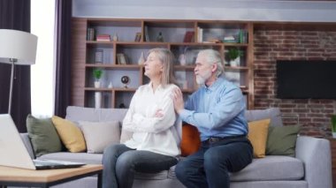 Tartışan yaşlı çift koca sakinleşiyor ve karısına destek oluyor. Üzgün, bunalımlı yaşlı kadın. Olgun bir tartışma, çatışmayı çözmeye çalışan bir adam. Kadın kendini mutsuz hisseder, zihinsel acıdan muzdarip olur.