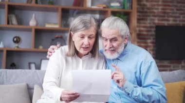 Yaşlı gri saçlı aile ferdi evde oturmaktan mutluluk duyan bir mektup ya da belge alıyor. Mutlu karı koca, iyi haberleri okurken gülümseyen emekliler. Yaşlı insanlar izliyor. Neşeli büyükanne ve büyükbaba