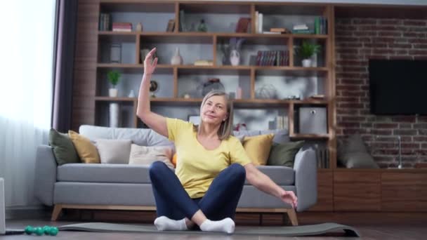 Senior Active Gray Haired Woman Doing Exercise Fitness Aerobics Stretching — Wideo stockowe