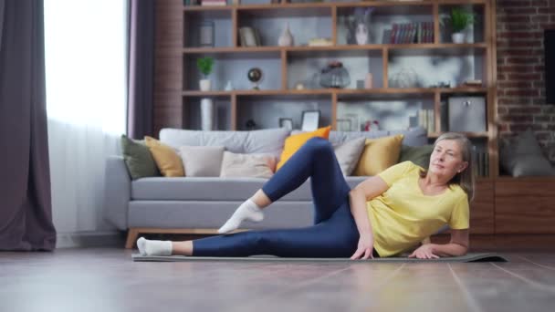 Senior Activa Mujer Pelo Gris Haciendo Ejercicio Aeróbic Fitness Estiramiento — Vídeos de Stock