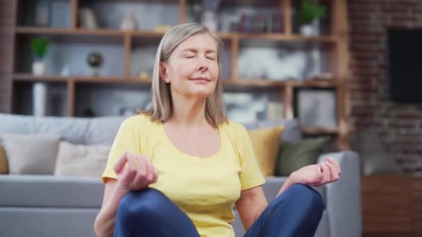 Peaceful Senior Retired Woman Practicing Yoga Home Mat Sitting Lotus — Vídeo de stock