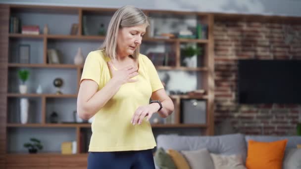 Senior Femme Mature Essoufflement Après Entraînement Regardant Montre Intelligente Bracelet — Video