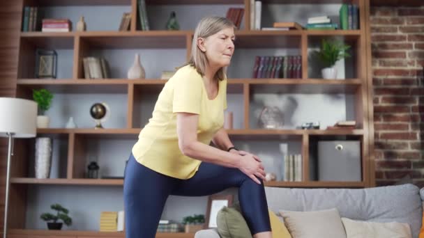 Äldre Mogen Kvinna Med Muskelvärk Äldre Kvinnlig Massage Stretching Trauma — Stockvideo