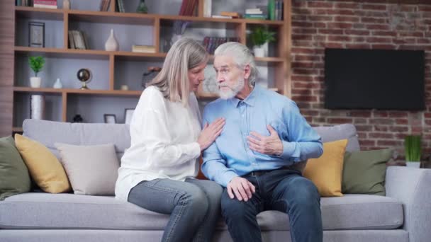 Oudere Volwassen Vrouw Die Haar Man Helpt Met Pijn Borst — Stockvideo