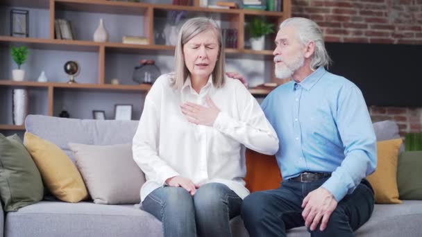 Starší Dospělá Žena Pomáhá Manželovi Bolestí Hrudi Stařec Cítí Hrozně — Stock video