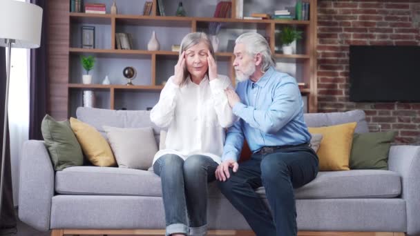 Oudere Man Die Haar Vrouw Helpt Met Hoofdpijn Stress Pijn — Stockvideo
