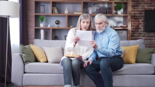 Colère Frustré Document Couple Aîné Une Vieille Famille Malheureuse Stressée — Video