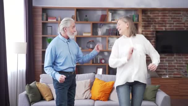 Šťastný Veselý Starší Manželský Pár Baví Doma Starší Rodina Tancuje — Stock video