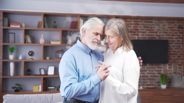 Senior Elderly Romantic Couple Love Dancing Home Old Gray Haired — Vídeos de Stock