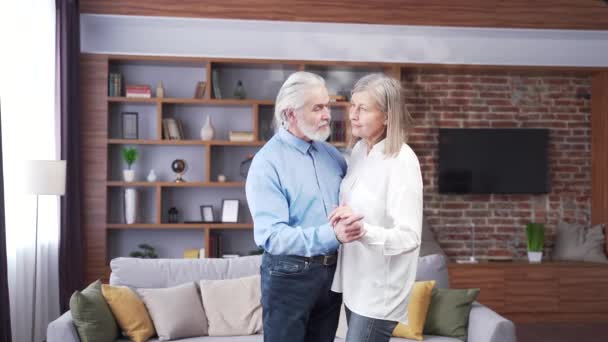 Senior Elderly Romantic Couple Love Dancing Home Old Gray Haired — стокове відео