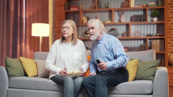 Feliz Casal Sênior Aplaude Assistir Competições Desportivas Jogo Televisão Celebrando — Vídeo de Stock