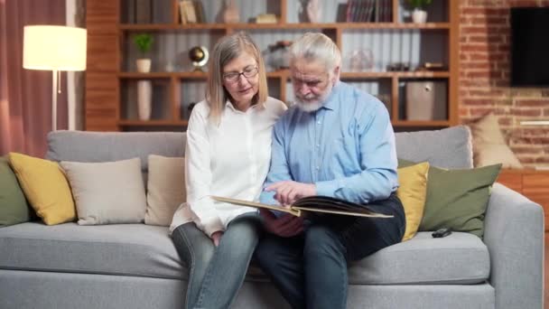 Ein Nettes Älteres Ehepaar Betrachtet Hause Auf Dem Sofa Memoiren — Stockvideo