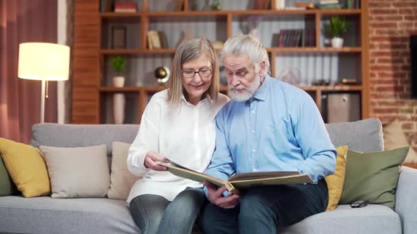 Ein Nettes Älteres Ehepaar Betrachtet Hause Auf Dem Sofa Memoiren — Stockvideo