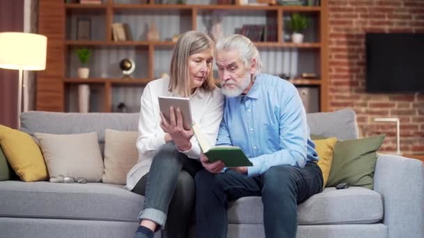 Senior Couple Reading Book Digital Tablet Happy Modern Gray Mature — Vídeo de Stock