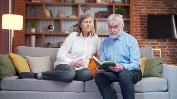 Coppia Anziana Trascorrere Tempo Libero Leggere Libro Insieme Seduti Accogliente — Video Stock