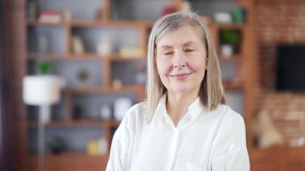 Portrait Senior Gray Haired Woman Looking Camera Smiling Indoor Modern — Stock video