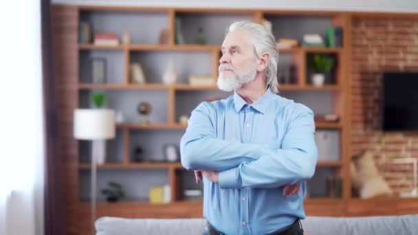 Kollarını Kavuşturmuş Kameraya Bakan Sakallı Yaşlı Kır Saçlı Bir Adam — Stok video