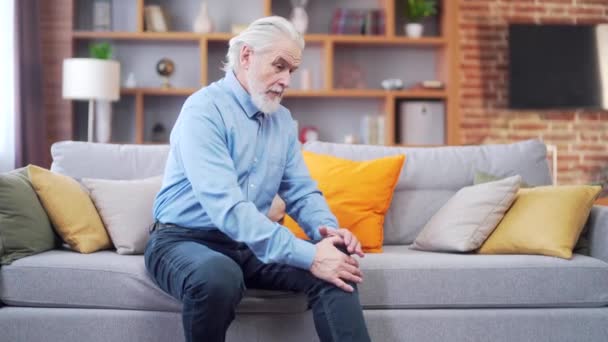Siwe Włosy Starszy Mężczyzna Cierpiący Silny Ból Kolana Lub Mięśni — Wideo stockowe