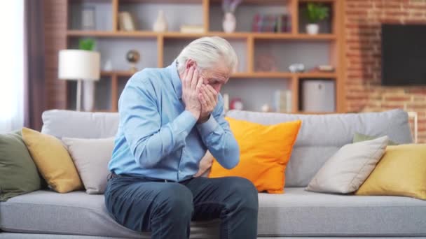 Grijze Bejaarde Man Met Hoofdpijn Kiespijn Thuis Oudere Volwassen Man — Stockvideo