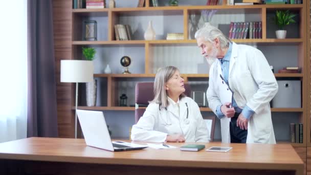 Mature Team Medics Discuss Diagnosis Treatment Looks Test Results Clipboard — Stok video