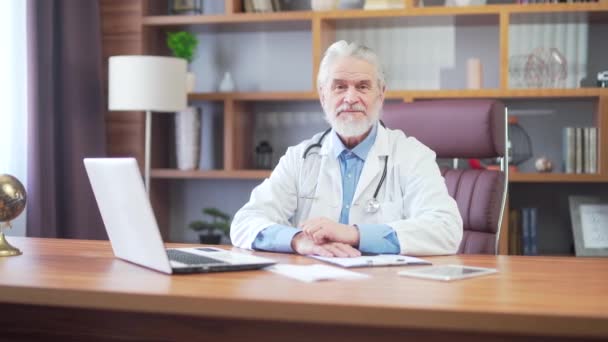 Portrait Elder Gray Haired Experienced Senior Doctor Sitting Desk Workplace — Vídeo de Stock