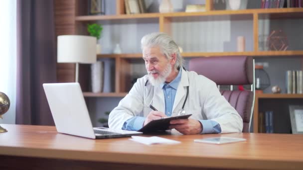 Senior Mature Male Doctor Conducts Online Consultation Patient Video Call — 비디오