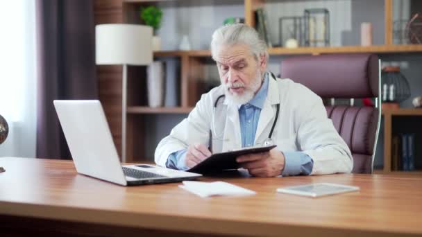 Senior Mature Male Doctor Conducts Online Consultation Patient Video Call — Vídeos de Stock