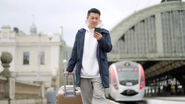 Asian Tourist Booking Accommodation Home Using Mobile Phone Passenger Arrives — Vídeos de Stock