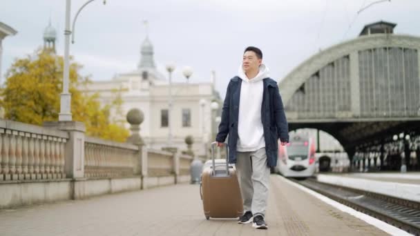 Man Asian Passenger Arrives Departure Train Home Town Big Suitcase — ストック動画
