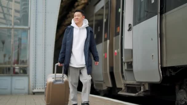 Man Asian Passenger Arrives Departure Train Home Town Big Suitcase — Stockvideo