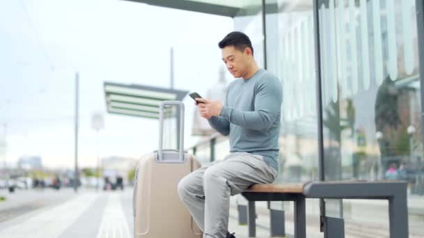 Tourist Busbahnhof Bestellt Ein Taxi Mit Der Anwendung Telefon Asiatische — Stockvideo