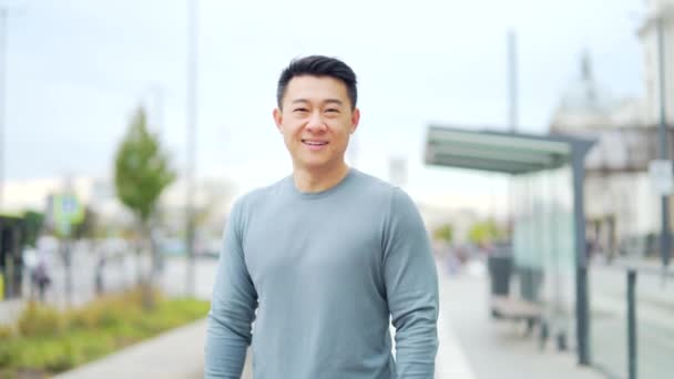 Retrato Jovem Adulto Feliz Sorrindo Asiático Homem Uma Rua Cidade — Vídeo de Stock