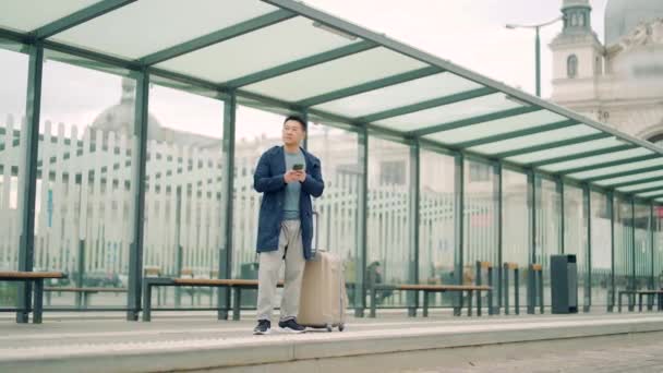 Wisatawan Senior Cina Menggunakan Aplikasi Telepon Genggam Untuk Memesan Akomodasi — Stok Video