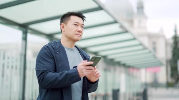 Senior Chinesische Touristen Nutzt Handy App Unterkunft Buchen Und Taxi — Stockvideo