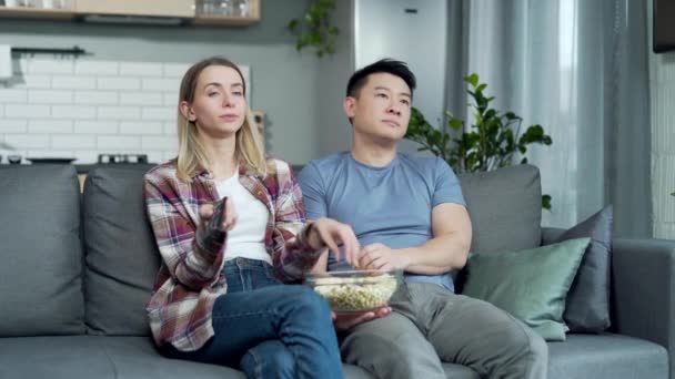 Evde Sıkılmış Asyalı Bir Çift Televizyon Izlemek Uzaktan Kumandayla Kanal — Stok video