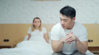 Yatakta mutsuz bir aile sorunu var. Kavgadan sonra evde oturan Asyalı genç adam üzgün. Karı koca arasında ilişki zordur. Boşanma, evlilik, çatışma, kriz, aşk kavramı