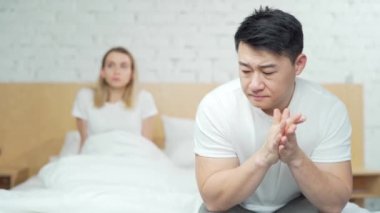 Yatakta mutsuz bir aile sorunu var. Kavgadan sonra evde oturan Asyalı genç adam üzgün. Karı koca arasında ilişki zordur. Boşanma, evlilik, çatışma, kriz, aşk kavramı