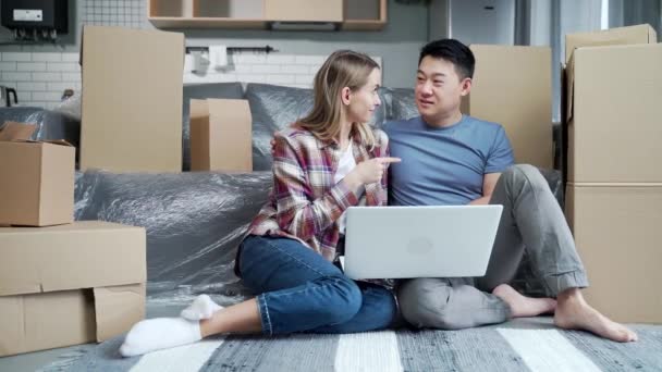 Família Jovem Novo Apartamento Depois Mudar Entre Caixas Papelão Sentado — Vídeo de Stock