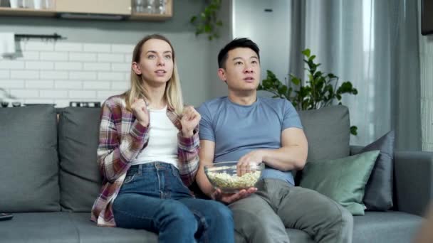 Evli Bir Çift Arkadaşlar Evdeki Kanepede Oturmuş Spor Müsabakası Izleyen — Stok video