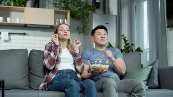 Evli Bir Çift Arkadaşlar Evdeki Kanepede Oturmuş Spor Müsabakası Izleyen — Stok video
