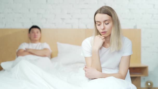 Νεαρό Δυστυχισμένο Οικογενειακό Ζευγάρι Πρόβλημα Στο Κρεβάτι Αναστατωμένος Νεαρός Ασιάτης — Αρχείο Βίντεο