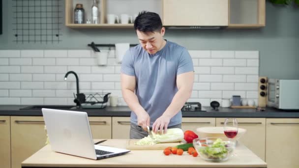 Hombre Asiático Preparándose Cocina Para Video Tutorial Hombre Está Viendo — Vídeos de Stock