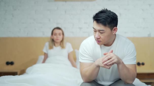 Unzufriedenes Junges Familienpaar Bett Aufgebrachter Junger Asiatischer Mann Sitzt Nach — Stockvideo