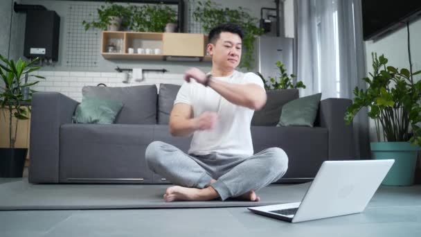 Happy Asian Evde Yoga Yapıyor Lotus Pozisyonunda Oturuyor Adam Online — Stok video