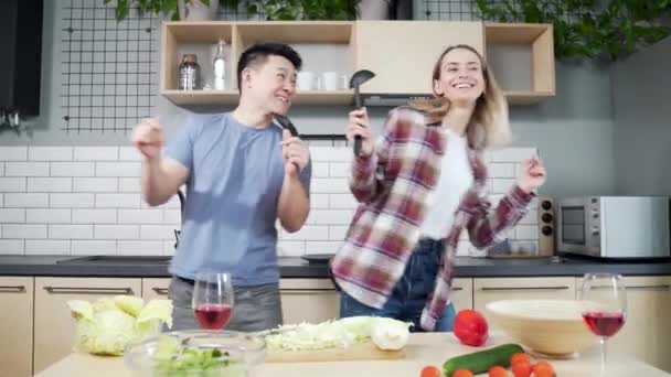 Fröhlich Lustige Paare Tanzen Und Singen Der Küche Asiatische Männer — Stockvideo