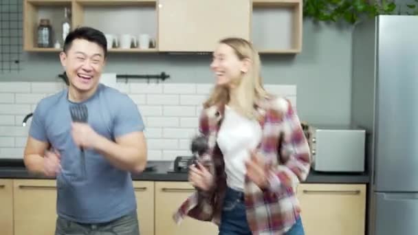 Χαρούμενο Αστείο Ζευγάρι Που Χορεύει Και Τραγουδάει Στην Κουζίνα Ασιάτης — Αρχείο Βίντεο