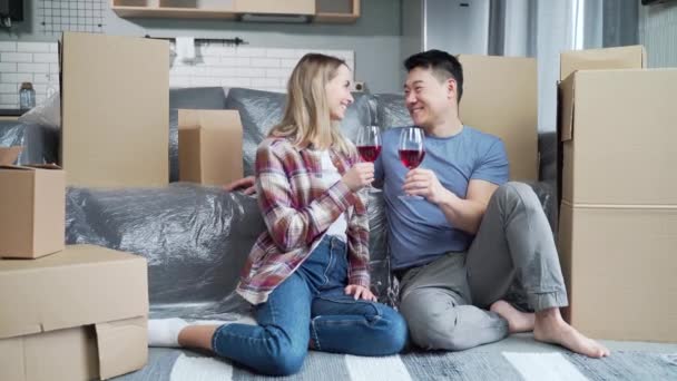 Pareja Joven Casada Celebrando Mudarse Nuevo Apartamento Comprando Una Casa — Vídeos de Stock