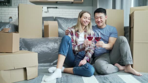 Młoda Para Świętująca Przeprowadzkę Nowego Mieszkania Kupuję Dom Szczęśliwy Mąż — Wideo stockowe