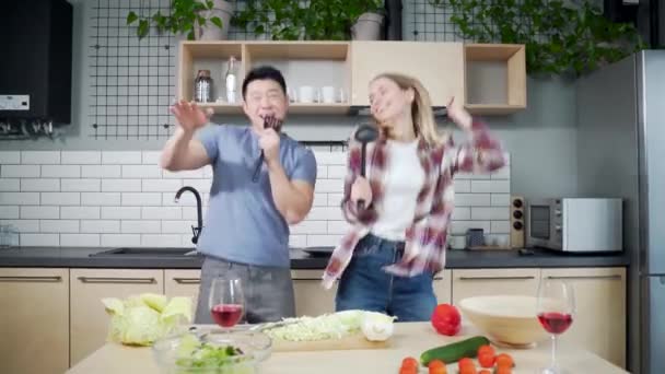 Cuplu Amuzant Vesel Dansând Cântând Bucătărie Bărbat Femeie Asiatică Dansând — Videoclip de stoc